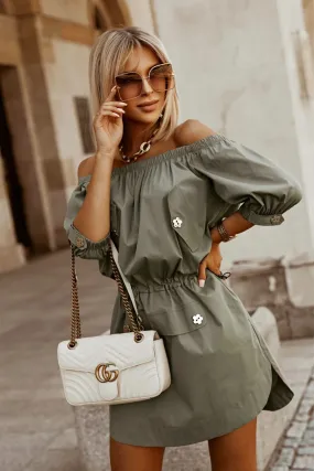 Abito casual verde militare con scollo a barchetta e accessoriato con bottoni a fiore