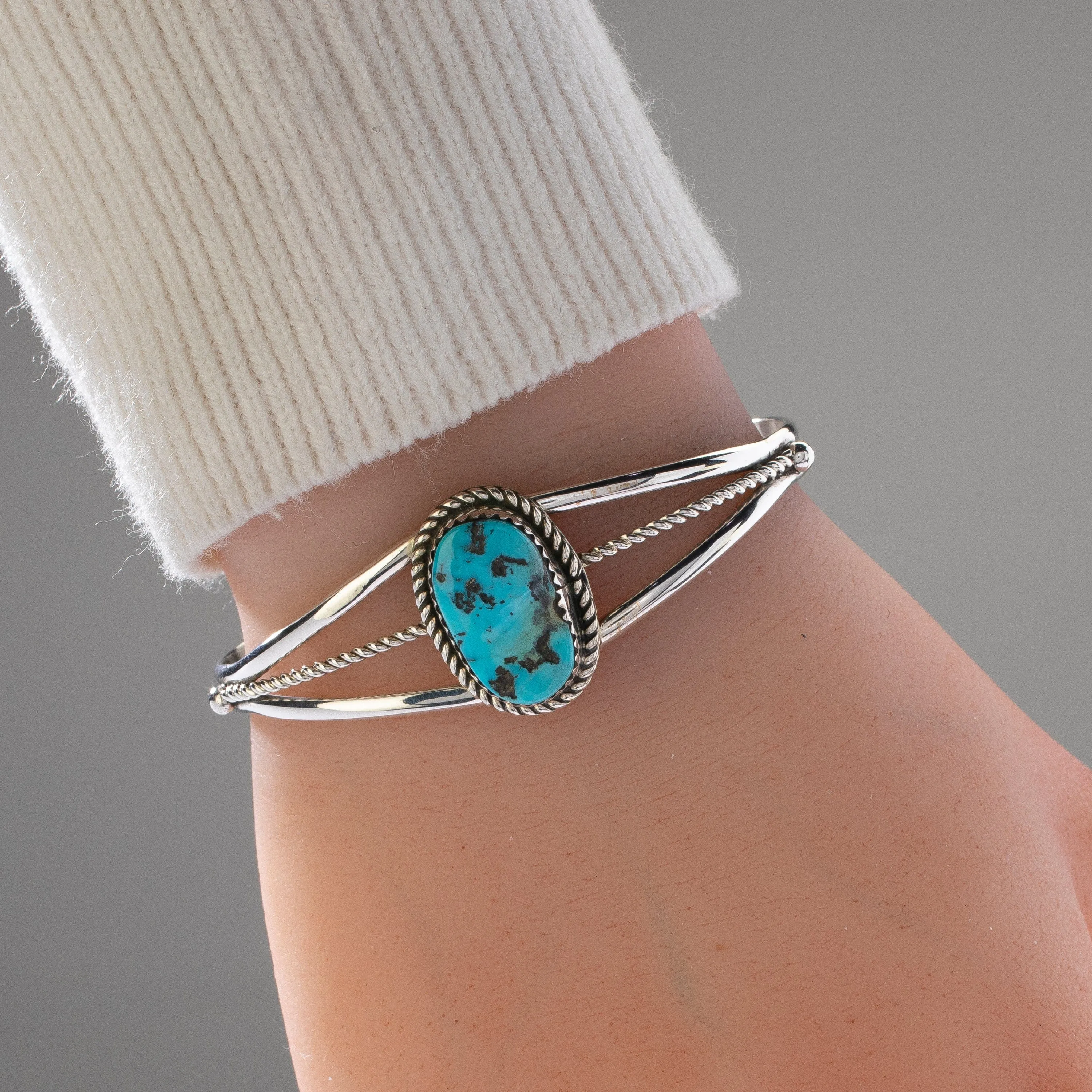 Kingman Turquoise Oval Navajo USA Native American Made 925 Sterling Silver Cuff